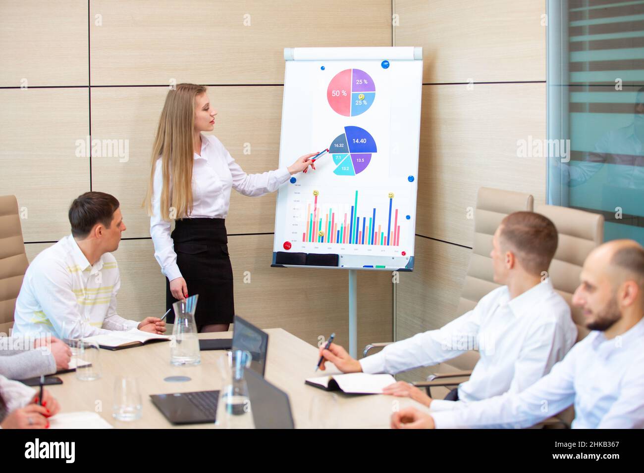 Ein Team von Spezialisten traf sich zu einer Konferenz im Büro Stockfoto