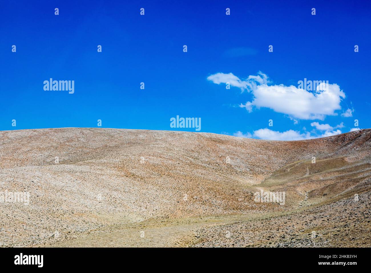 Adana, Türkei - November 2020. Wüste, felsige Berglandschaft auf dem Weg nach Adana Stadt Stockfoto