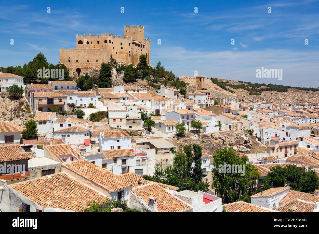 Velez-Blanco, Provinz Almeria, Andalusien, Südspanien. Castillo de los Farjado aus dem 16th. Jahrhundert, Burg des Farjado, in der ganzen Stadt gesehen. Stockfoto
