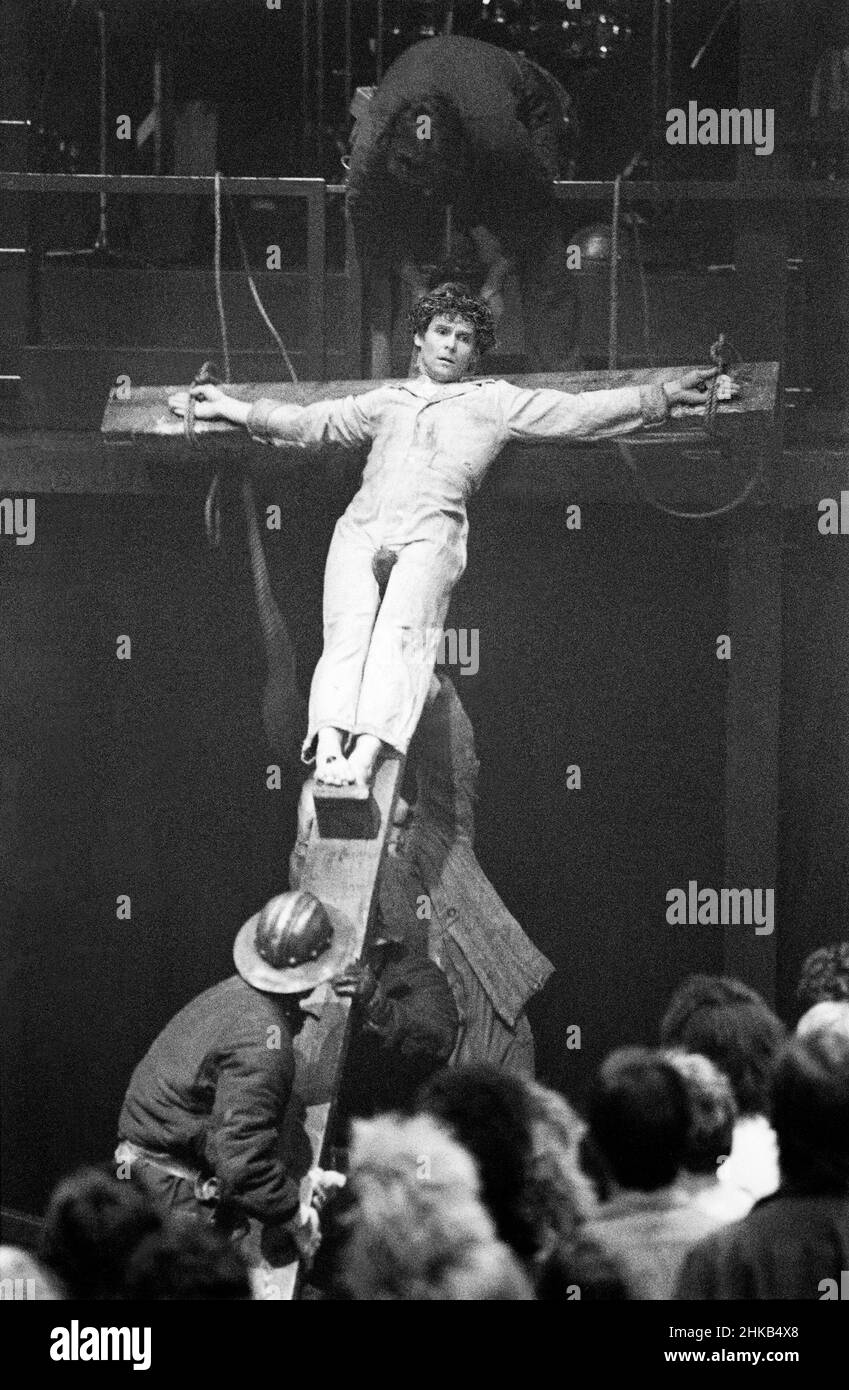 The Passion: Karl Johnson (Jesus) in THE MYSTERYS at the Cottesloe Theatre, National Theatre (NT), London SE1 19/01/1985 in einer Version von Tony Harrison Design: William Dudley Beleuchtung: William Dudley & Laurence Clayton Regie: Bill Bryden Stockfoto