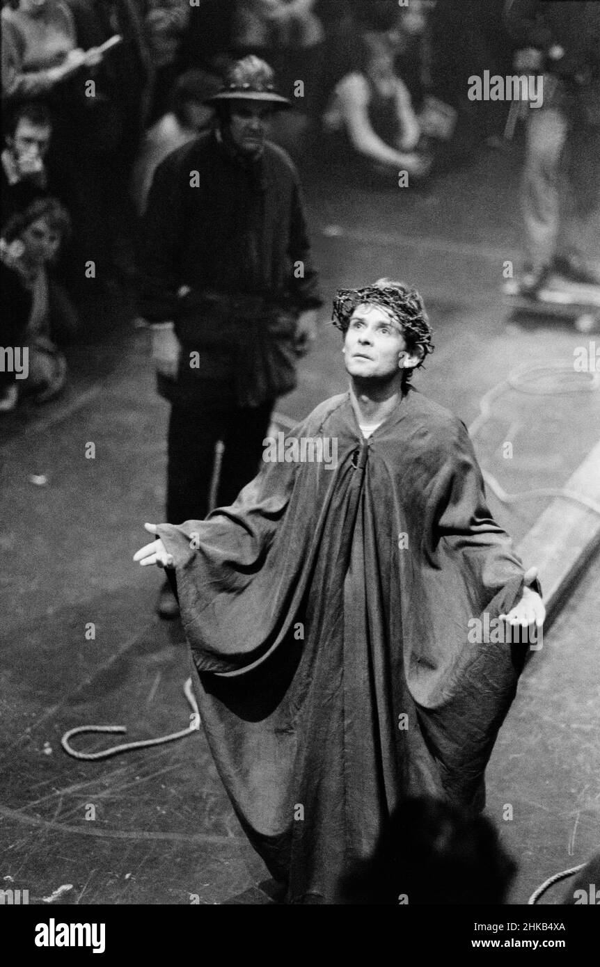 The Passion: Karl Johnson (Jesus) in THE MYSTERYS at the Cottesloe Theatre, National Theatre (NT), London SE1 19/01/1985 in einer Version von Tony Harrison Design: William Dudley Beleuchtung: William Dudley & Laurence Clayton Regie: Bill Bryden Stockfoto