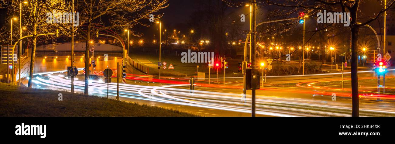 Am Abend leichte Wege auf einer Straße Stockfoto