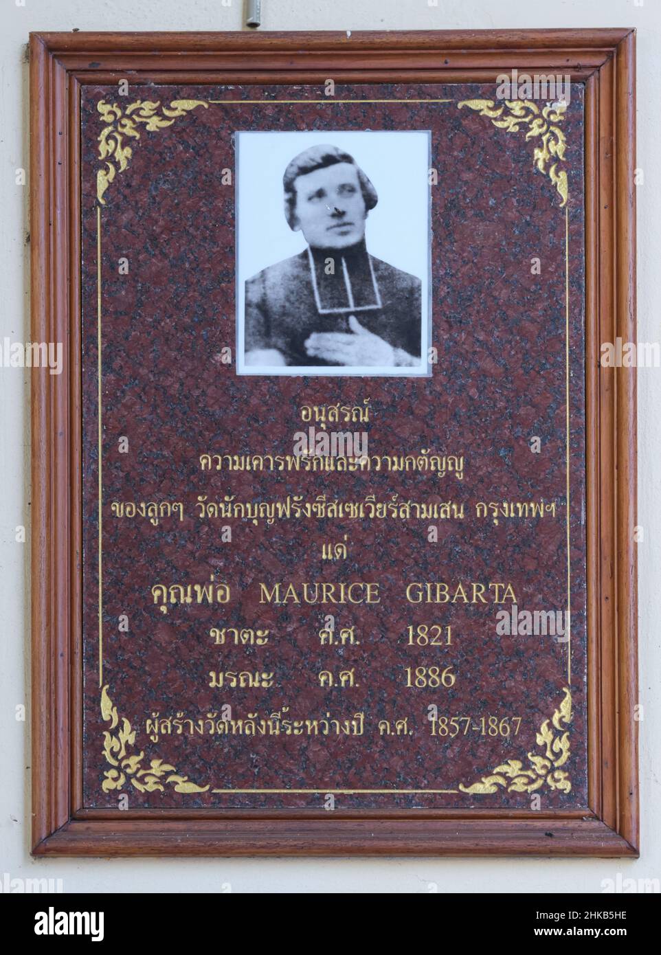 Eine Gedenktafel in der Nähe des Eingangs zur St. Francis Xavier Kirche im Ban Yuan Gebiet, Bangkok, Thailand, zu Ehren des französischen Missionars Maurice Gibarta (1821-1886) Stockfoto