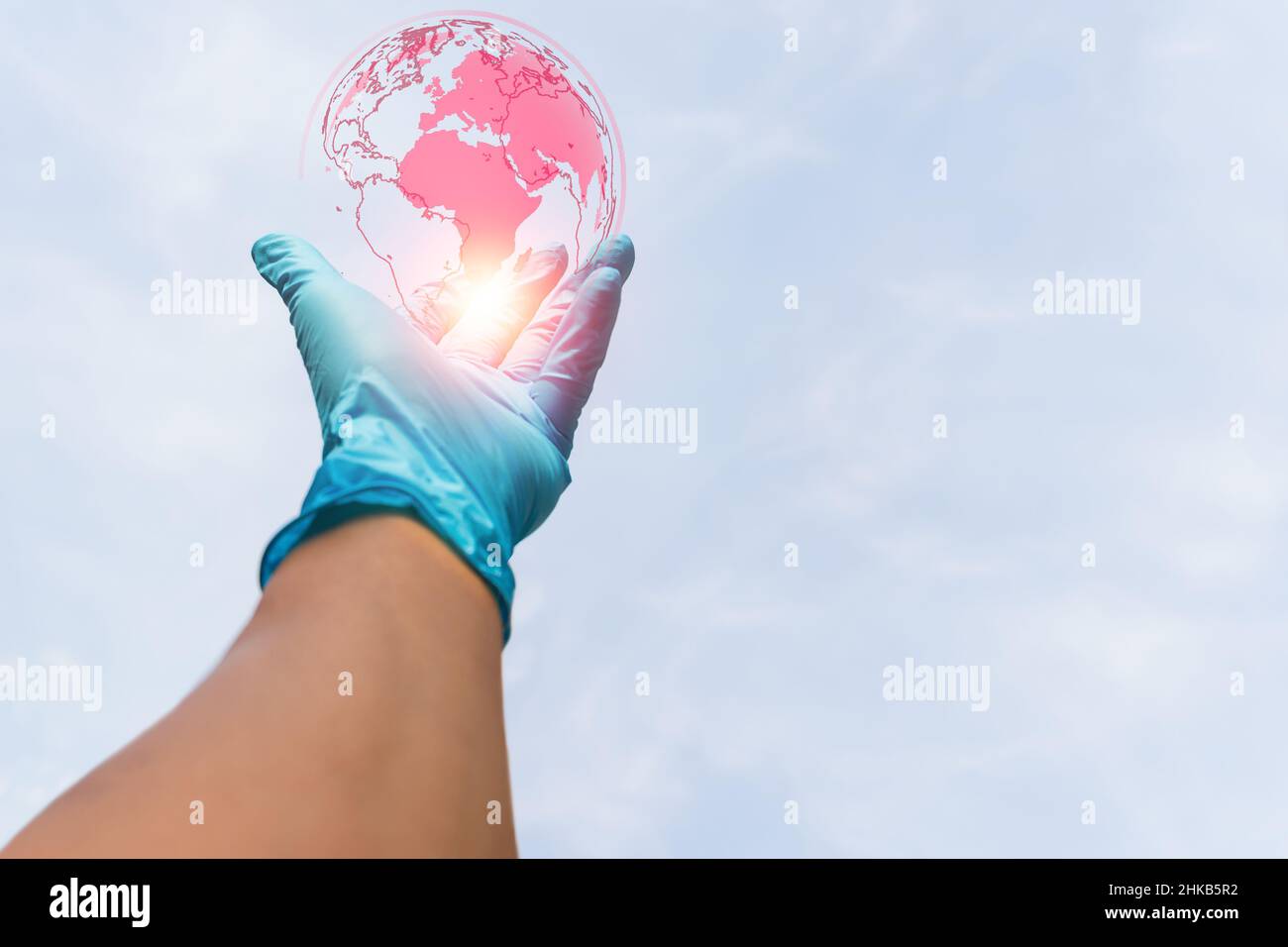 Medizinische Hand in medizinischen Handschuhen, die das COVID-19-Konzept erreichen. Stockfoto