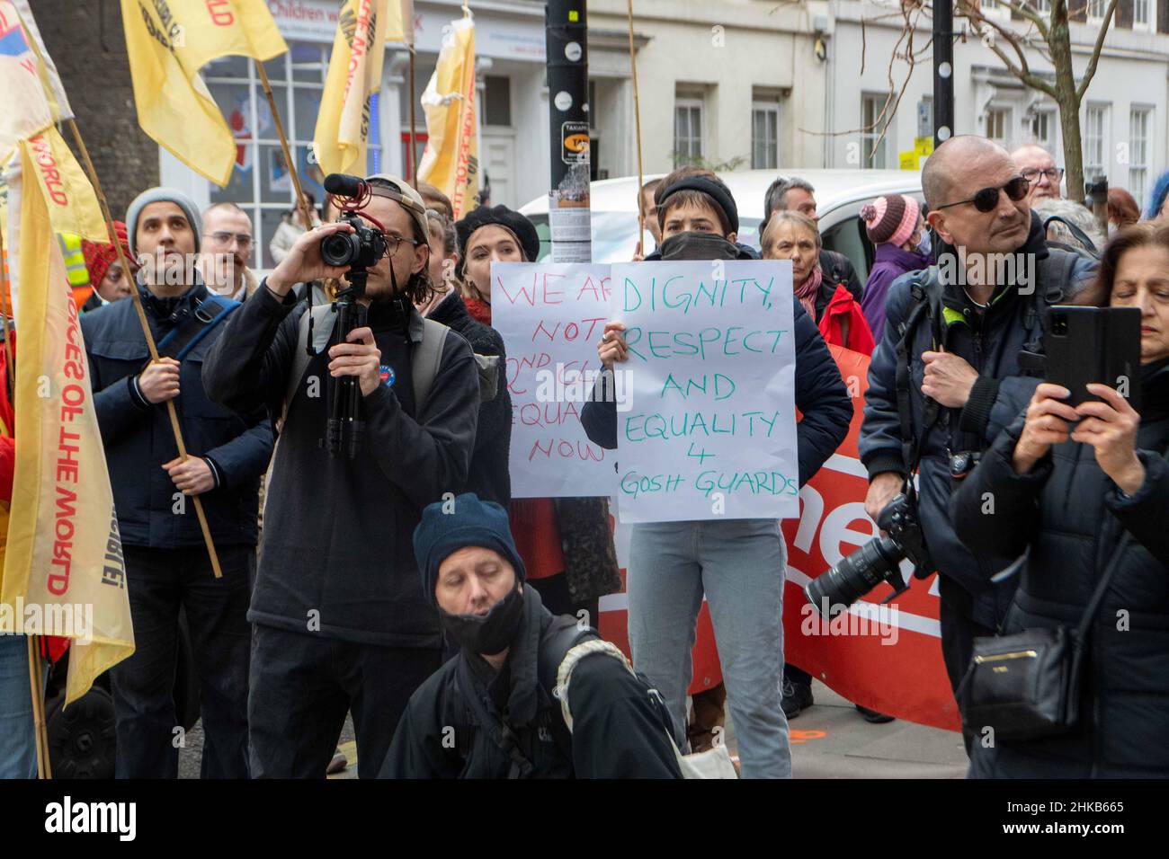 London, Großbritannien. 3rd. Februar 2022. Protest vor dem Great Ormand Street Children's Hospital durch Sicherheitskräfte, die für ein privates Unternehmen arbeiten, angeblich zu schlechteren Bedingungen als die Mitarbeiter des Gesundheitsdienstes im Krankenhaus. Jeremy Corbyn, ehemaliger Vorsitzender der Arbeiterpartei, war bei dem Protest Credit: Ian Davidson/Alamy Live News Stockfoto