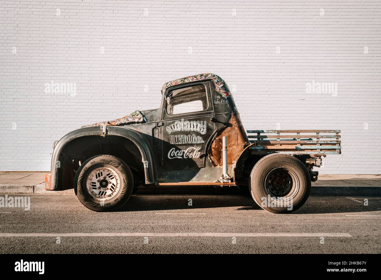 Retro Pick-up-LKW geparkt auf einer Straße mit weißen Wand Backgroud, Southsea Hot Dog Co. Stockfoto
