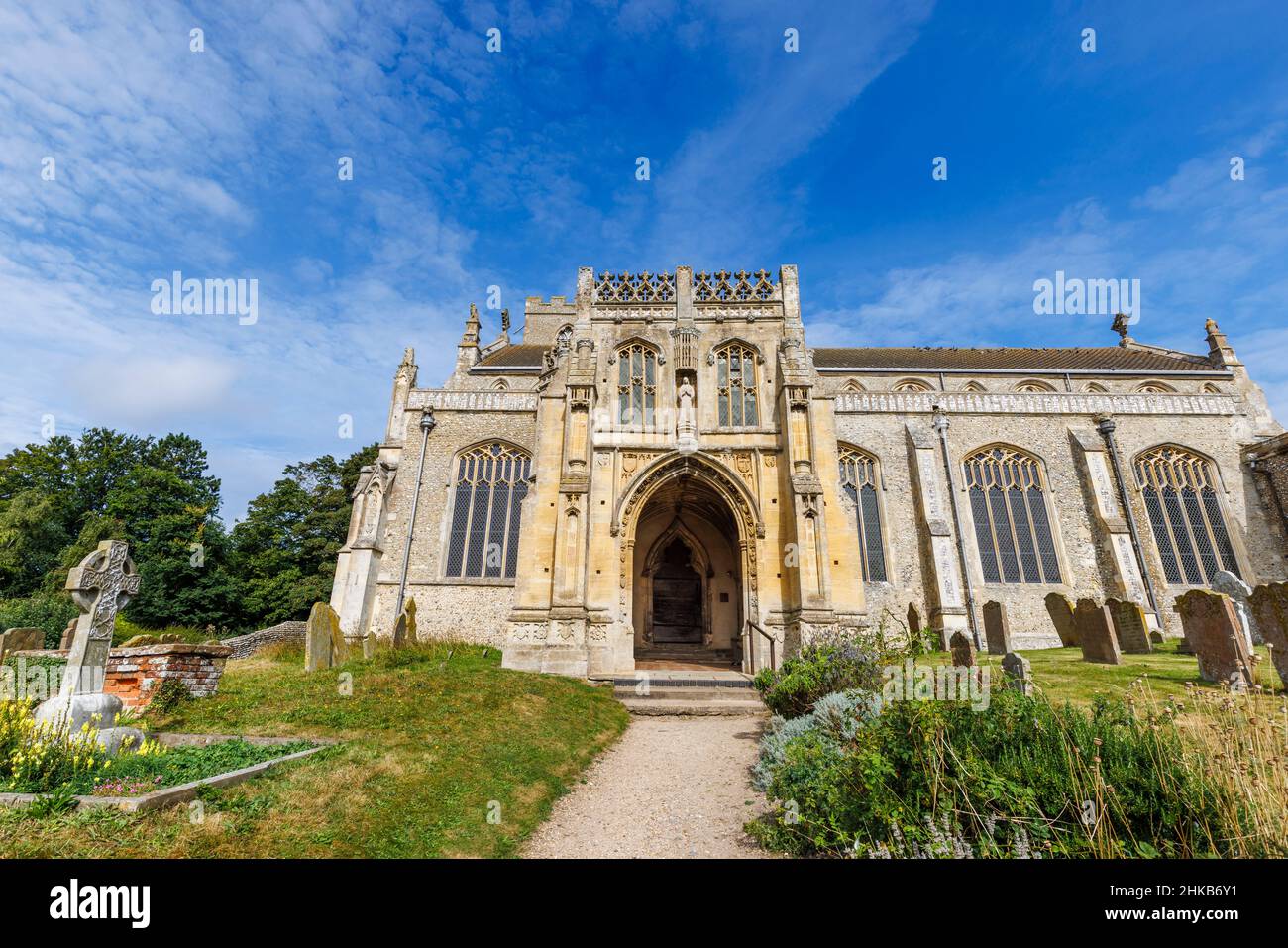 Der äußere und südliche Eingang der St. Margaret's Church, Cley-Next-the-Sea, einem Küstendorf in Norfolk, East Anglia, England Stockfoto