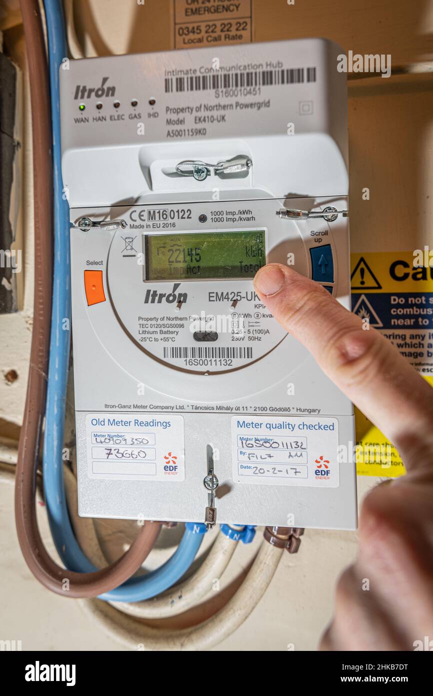 3rd Feb 2022. Beispielloser Anstieg der Gaspreise. Ein Zählerstand wird von einem Haushaltsstrommesser übernommen. Eastbourne East Sussex, Großbritannien. Kredit: Reppans/Alamy Live Nachrichten Stockfoto