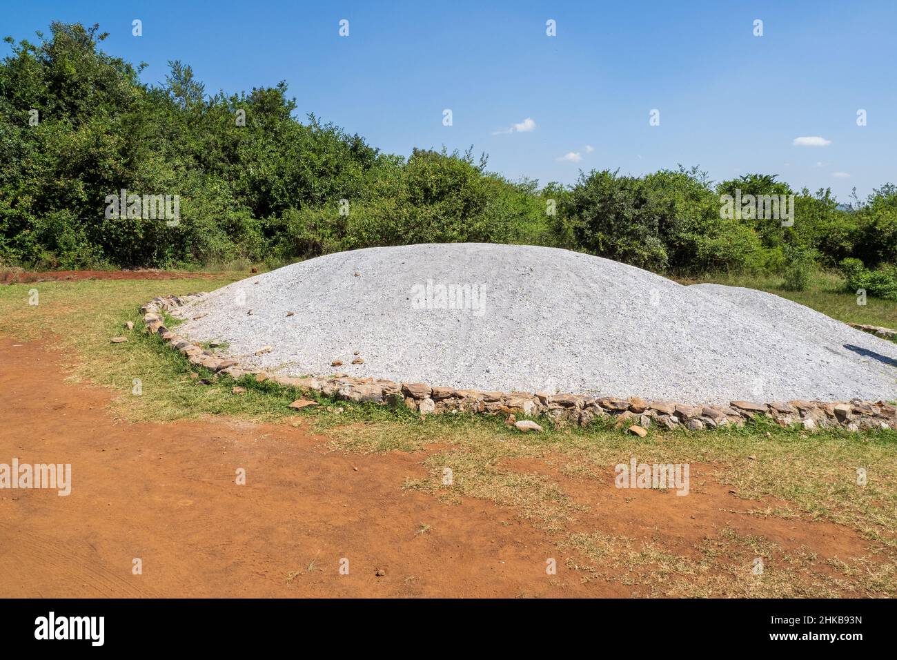 Elfenbein wurde zu Asche verbrannt, die von Wilderern von den Rangern des Kenya Wildlife Service Park beschlagnahmt und als Zeichen gegen Wilderei und Schwarzmarkthandel verbrannt wurde Stockfoto