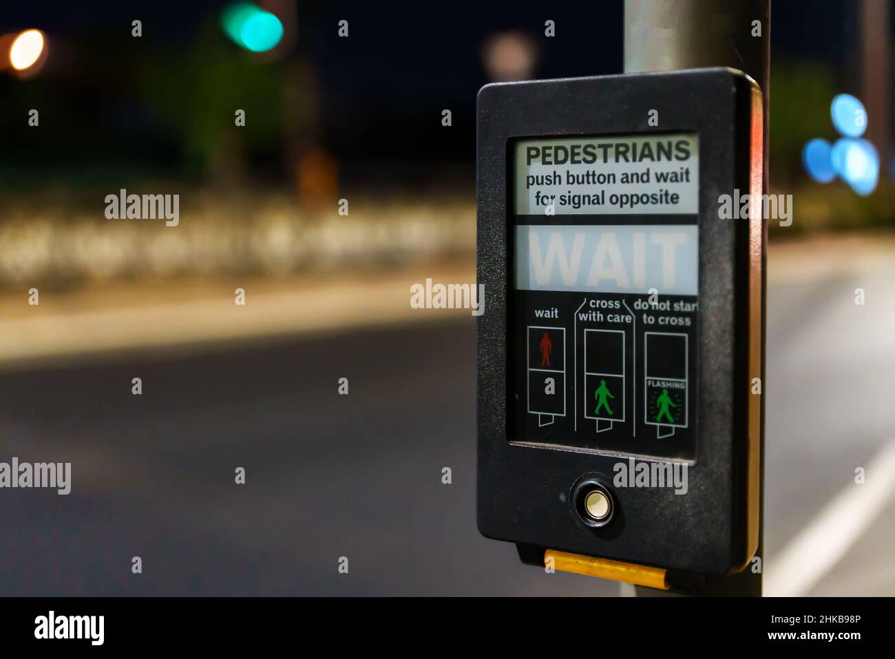 Moderne Fußgängerübergangsschalter auf der Straße. Stockfoto