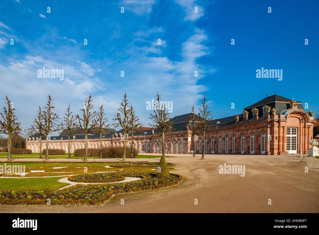 Schöner Blick auf eines der beiden symmetrisch geschwungenen Nebengebäude (die Zirkelbauten) an der Gartenfront des Schlosses Schwetzingen. Die geschwungene façade des... Stockfoto