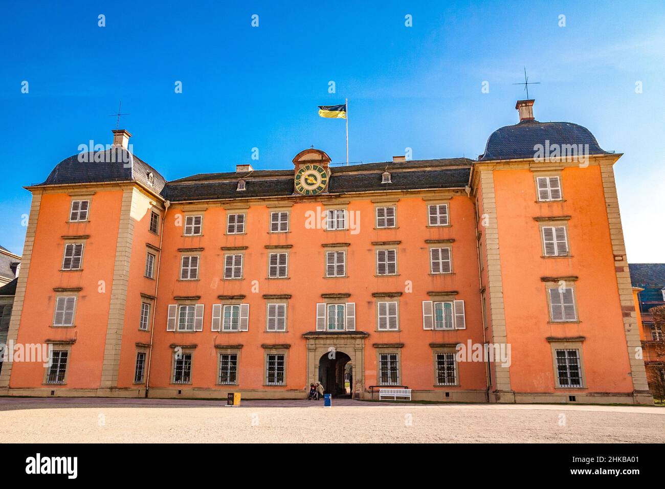 Toller Blick vom Garten auf das berühmte Schloss Schwetzingen. Der Palast diente vor allem für die Kurfürsten von... Stockfoto