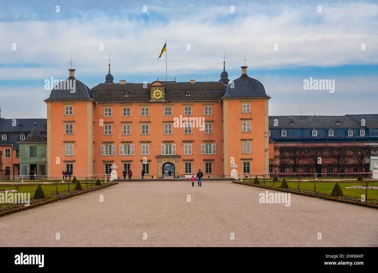 Schöne Aussicht auf das Hauptgebäude des berühmten Schlosses Schwetzingen vom Landschaftspark im englischen Stil. Seine heutige Form verdankt der Palast dem... Stockfoto