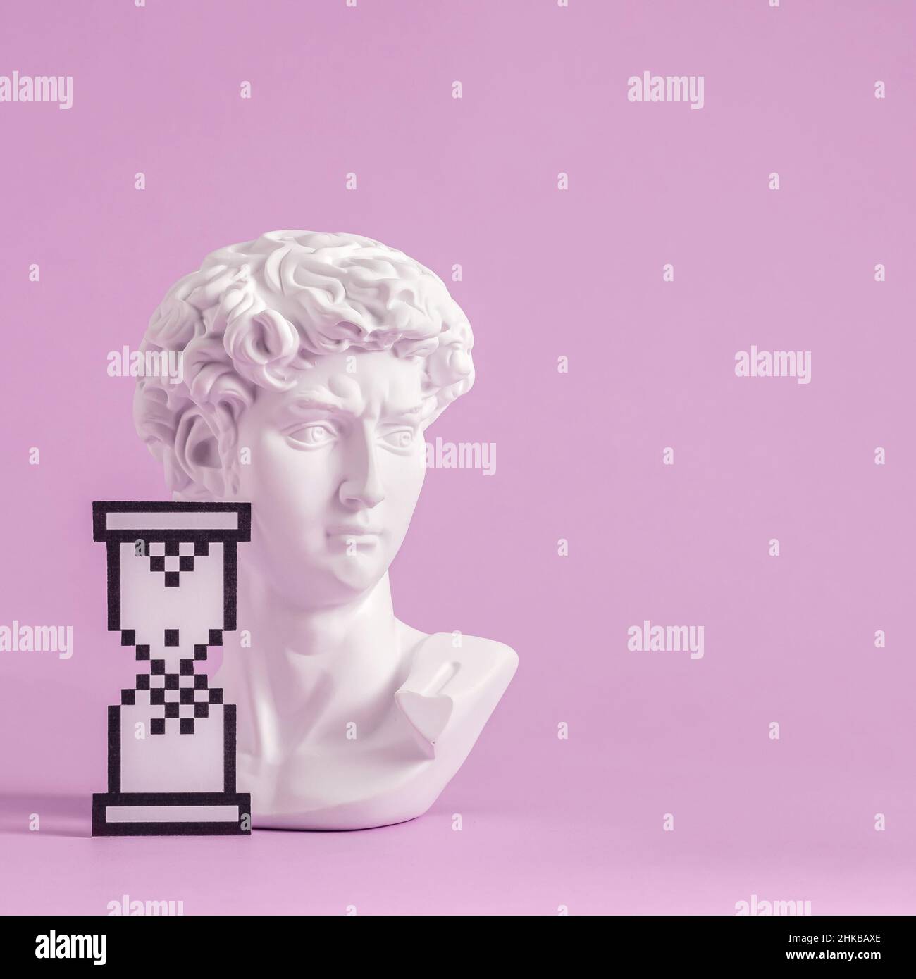 Griechische oder römische Büste eines jungen Mannes mit Eieruhr oder digitalem Sanduhr-Symbol über Rosa Stockfoto