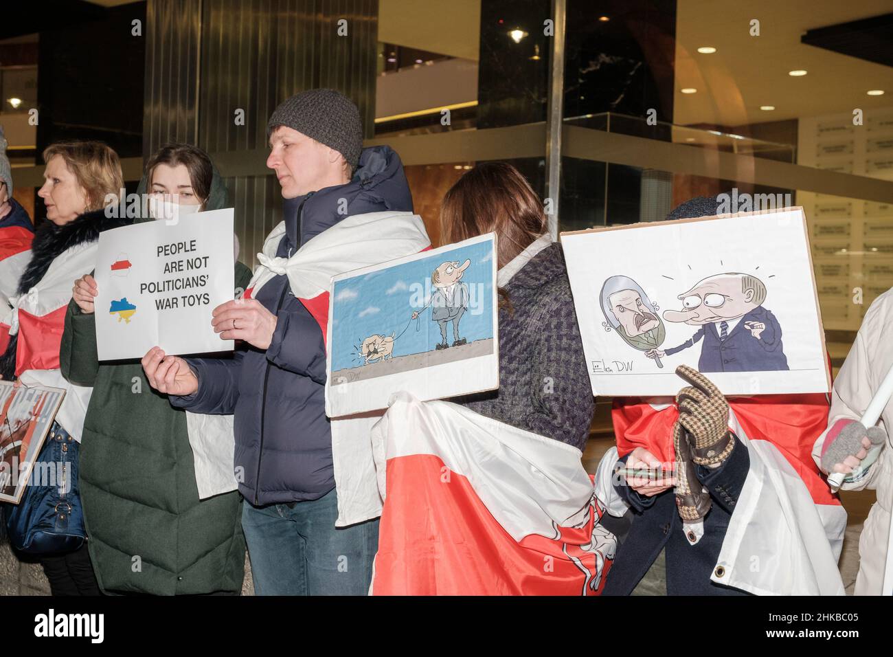 Ukrainer treffen sich vor dem Millbank Tower Stockfoto