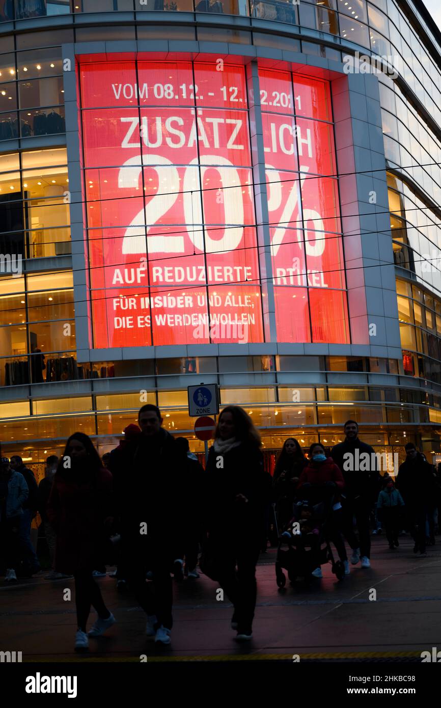 Ein Einkaufszentrum bietet am 11/12/2021 20 % Rabatt in der Innenstadt von Düsseldorf, NRW. Stockfoto