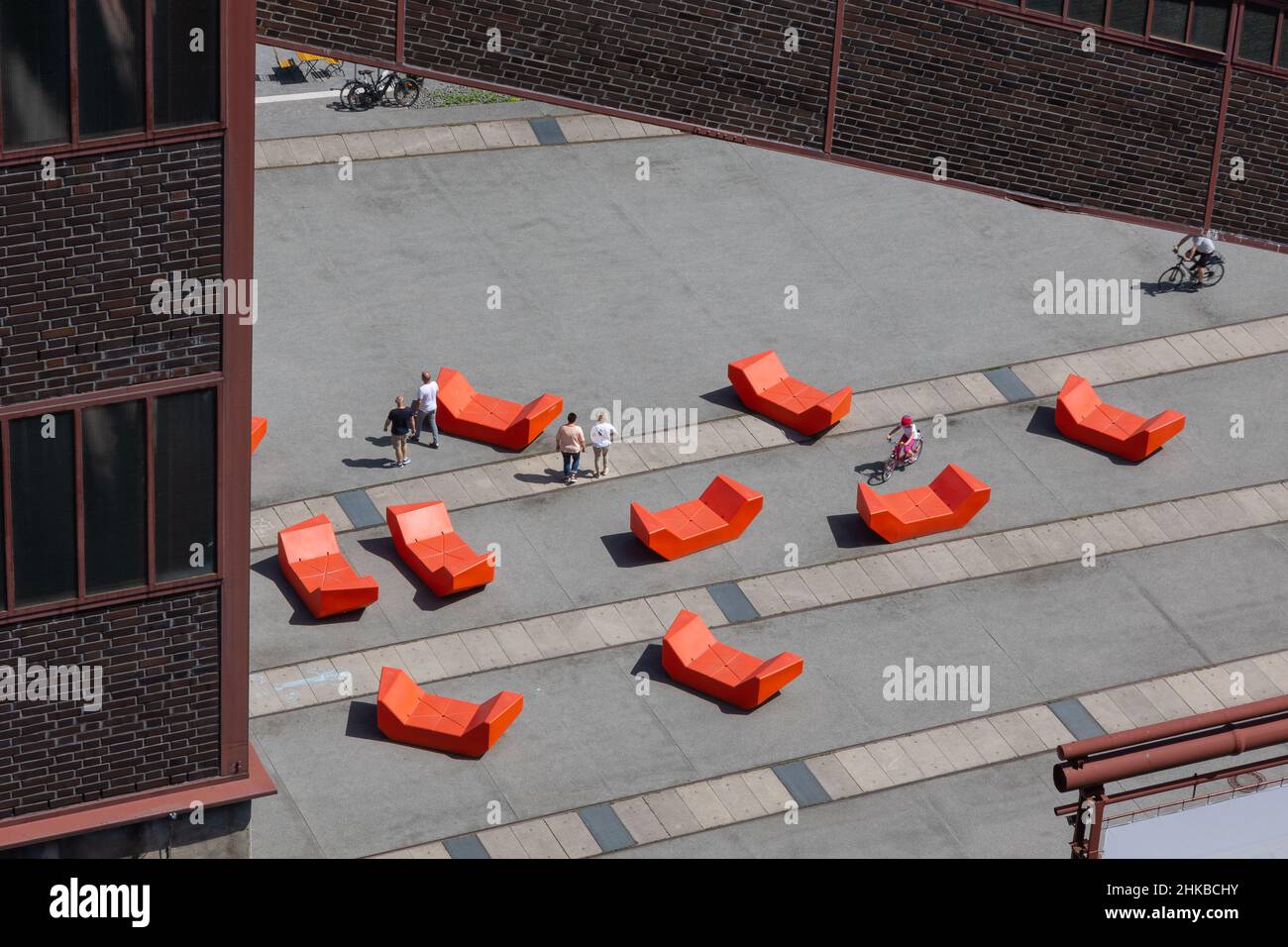 Blick von oben auf die Besucher im Erholungsgebiet im UNESCO-Weltkulturerbe Zeche Zollverein Stockfoto