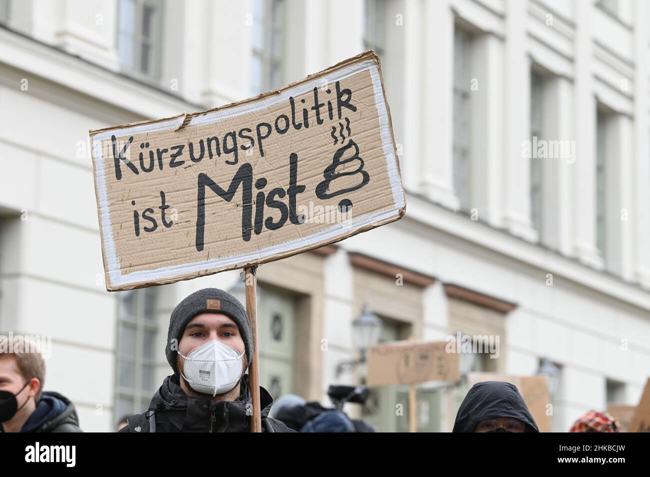 03. Februar 2022, Sachsen-Anhalt, Halle (Saale): Ein Student mit Protestschild bei der Kundgebung gegen das geplante Sparpaket an der Universität Halle. Die Kundgebung wurde vom Aktionsbündnis #MLUnterfinanziert aufgerufen, das gegen die Kürzung der Personalgelder der Landesregierung in fast allen Bereichen der Universität protestiert. Anlass für die Kundgebung ist die anschließende Senatssitzung der Martin-Luther-Universität Halle-Wittenberg. Foto: Heiko Rebsch/dpa-Zentralbild/dpa Stockfoto