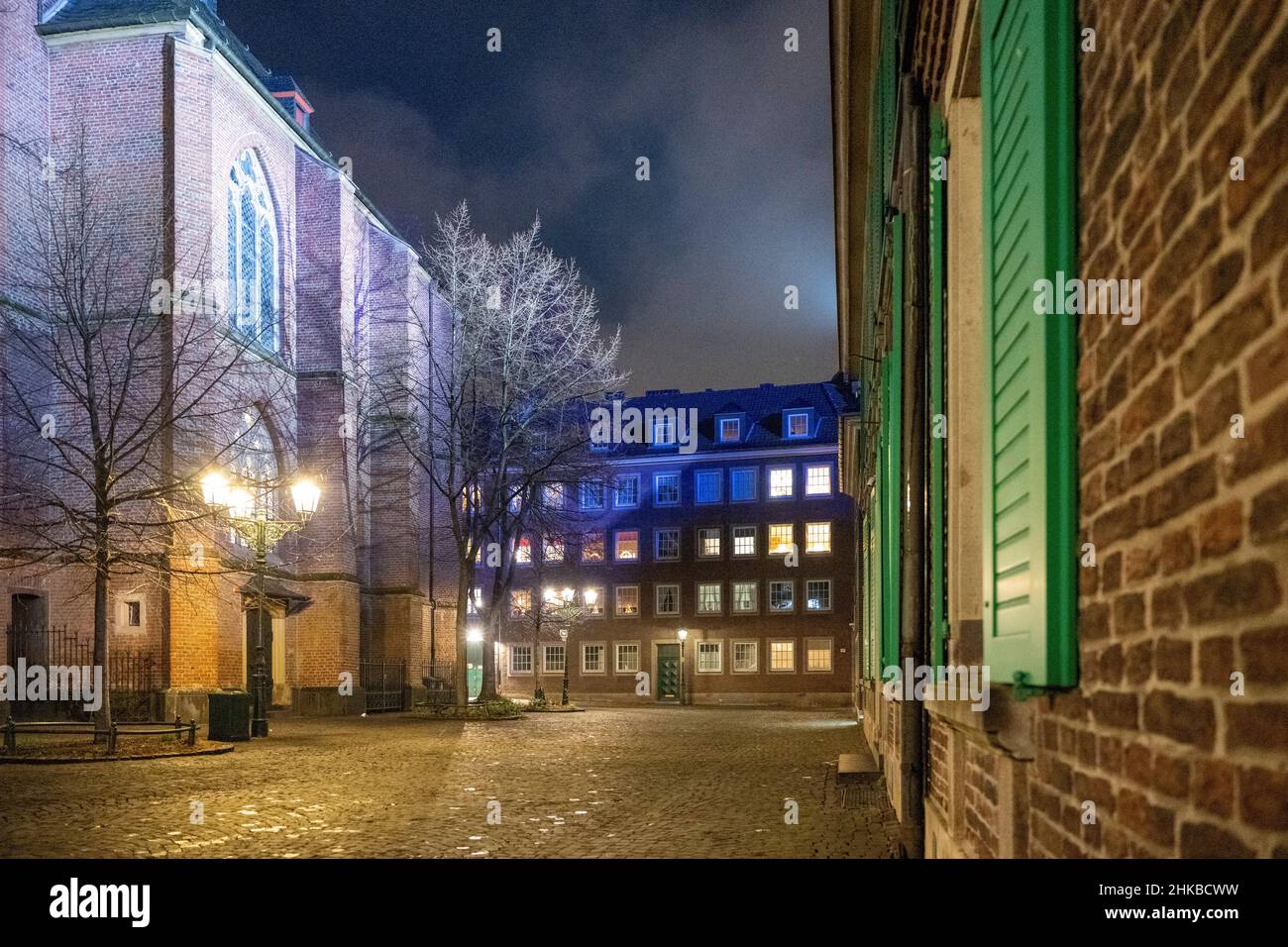 Stiftsplatz neben der St.Lambertus Kirche bei Nacht in der Düsseldorfer Altstadt am 11.12.2021 Stockfoto