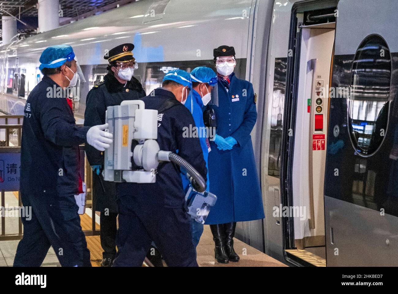 Peking, China. 02nd. Februar 2022. Mitarbeiter, die Schutzanzug gegen COVID-19 tragen, desinfizieren den Zug in der Hauptstadt von Peking vor den Olympischen Winterspielen 2022, China, 2. Februar 2022. Kredit: Roman Vondrous/CTK Foto/Alamy Live Nachrichten Stockfoto