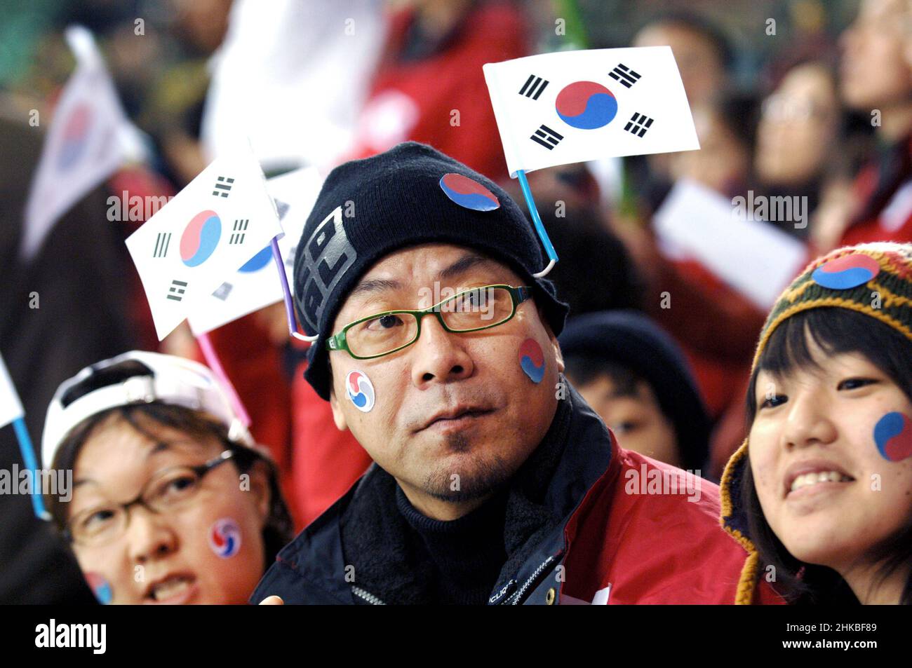 Turin Italien 2006-02-15: Olympische Winterspiele Turin 2006 feiern koreanische Fans auf den Tribünen Stockfoto