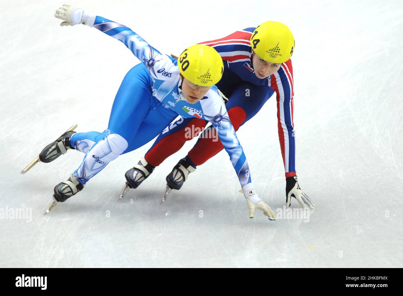 Turin Italien 2006-02-18: Turin 2006 Olympische Winterspiele, Kurzbahn-Finalstaffel weiblich 1500mt : Marta Caruso, Skaterin der italienischen National Short Track, während des Rennens Stockfoto