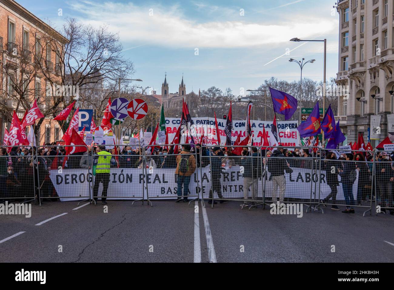 Madrid, Spanien. 03rd. Februar 2022. Die Demonstranten sahen während der Demonstration Flaggen und Plakate in der Hand. Kundgebung, um die Aufhebung der Arbeitsreform in Spanien zu fordern, die vom Allgemeinen Gewerkschaftsbund (CGT) organisiert wurde. Sie sehen nicht genügend Änderungen in der Reform, die von der PSOE (Spanish Socialist Workers Party) und Unidas Podemos vorgestellt wurde und über die abgestimmt wird. Kredit: SOPA Images Limited/Alamy Live Nachrichten Stockfoto