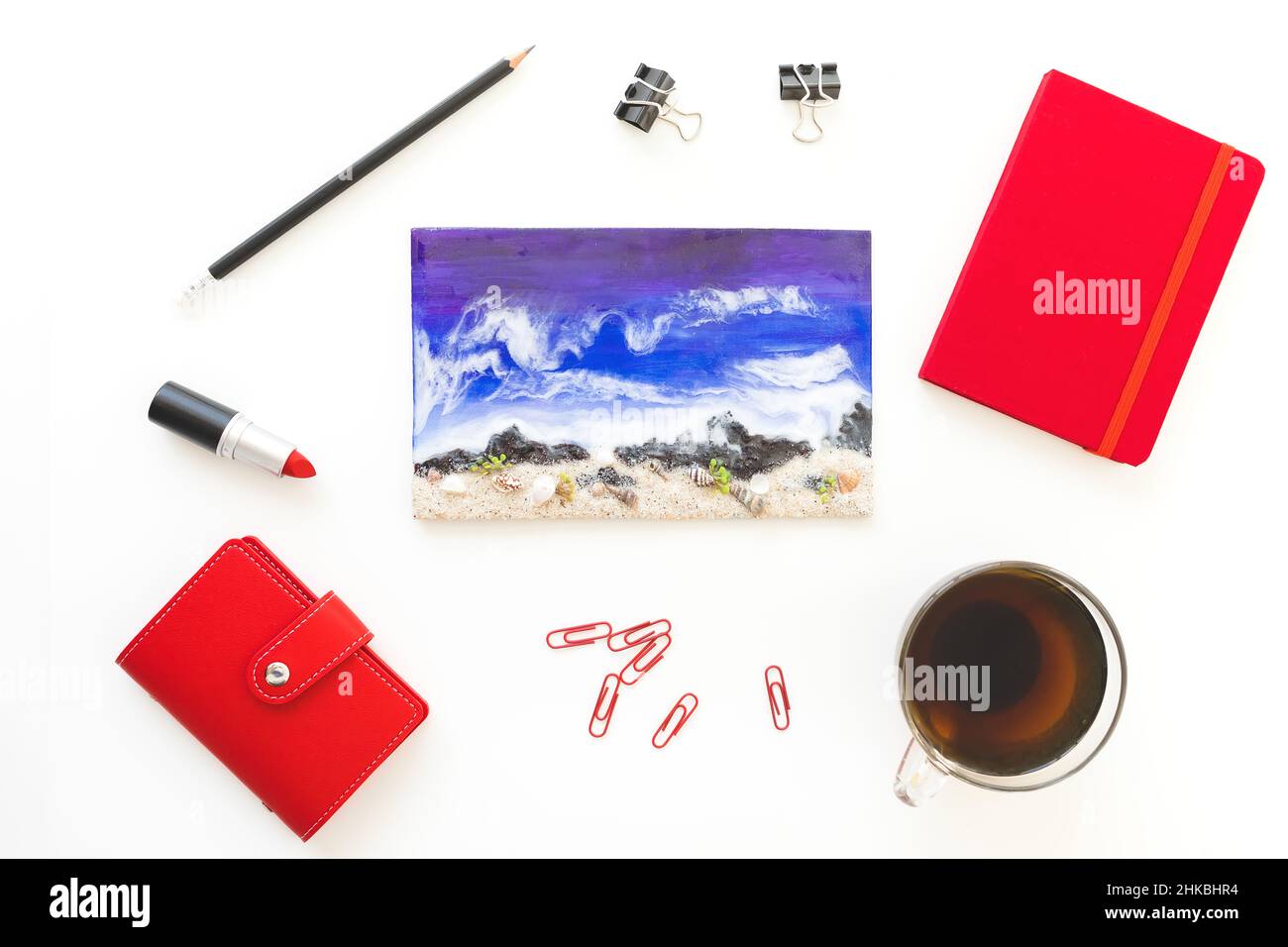 Harzkunst, rote Brieftasche und Tagebuch und Kaffeebecher auf weißem Hintergrund. Flach liegend, Draufsicht Stockfoto