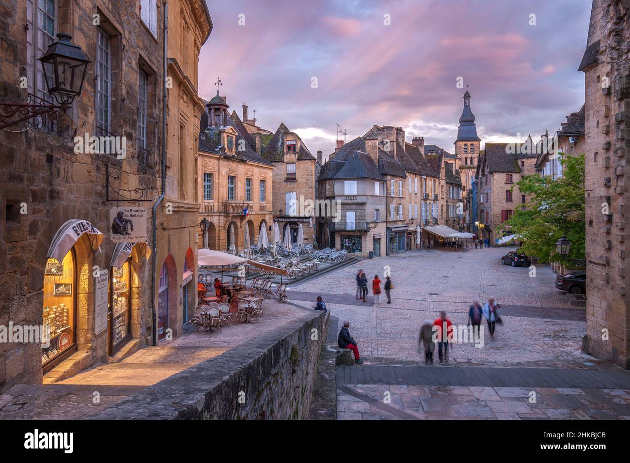 Sarlat Hauptplatz mit beleuchteten Geschäften und Sarlat Kathedrale bei Sonnenuntergang Sarlat Dordogne Frankreich Stockfoto