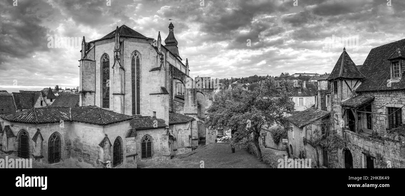 Schwarz-weiß Panorama der Kathedrale von Sarlat bei Sonnenaufgang mit mittelalterlicher Architektur und Steinhäusern Sarlat Dordogne Frankreich Stockfoto