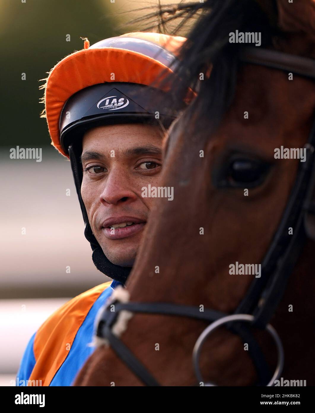 WESTERN Music und Jockey Sean Levey nach dem Gewinn des Read Katie Walsh auf Betway Insider Handicap (Div II) auf der Southwell Racecourse. Bilddatum: Donnerstag, 3. Februar 2022. Stockfoto