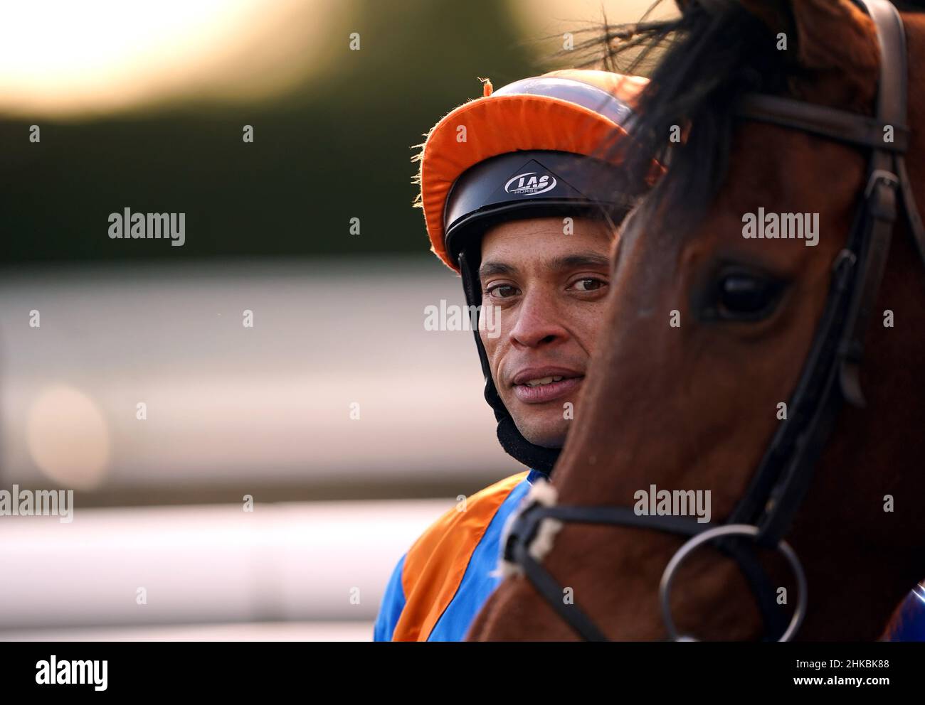 WESTERN Music und Jockey Sean Levey nach dem Gewinn des Read Katie Walsh auf Betway Insider Handicap (Div II) auf der Southwell Racecourse. Bilddatum: Donnerstag, 3. Februar 2022. Stockfoto