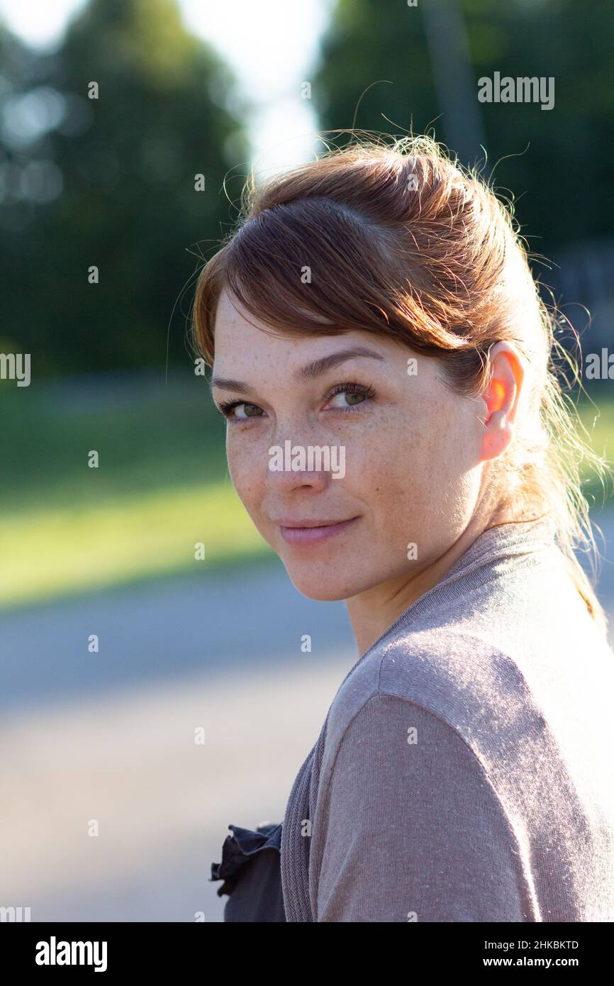 Porträt einer schönen Frau mittleren Alters mit einem ruhigen und lächelnden Gesicht, das auf die Kamera blickt Stockfoto