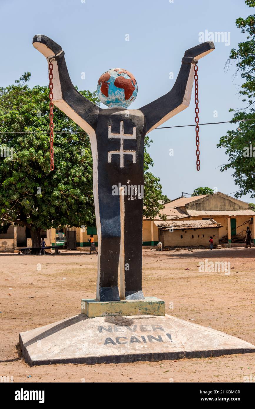 Nie wieder, Statue in Erinnerung an die Abschaffung der Sklaverei in der Stadt Albreda, Gambia Stockfoto