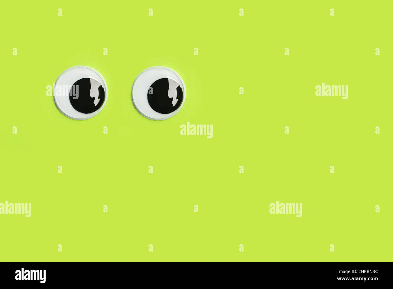 Schöne Augen auf einem grünen Hintergrund mit Kopierfläche Stockfoto