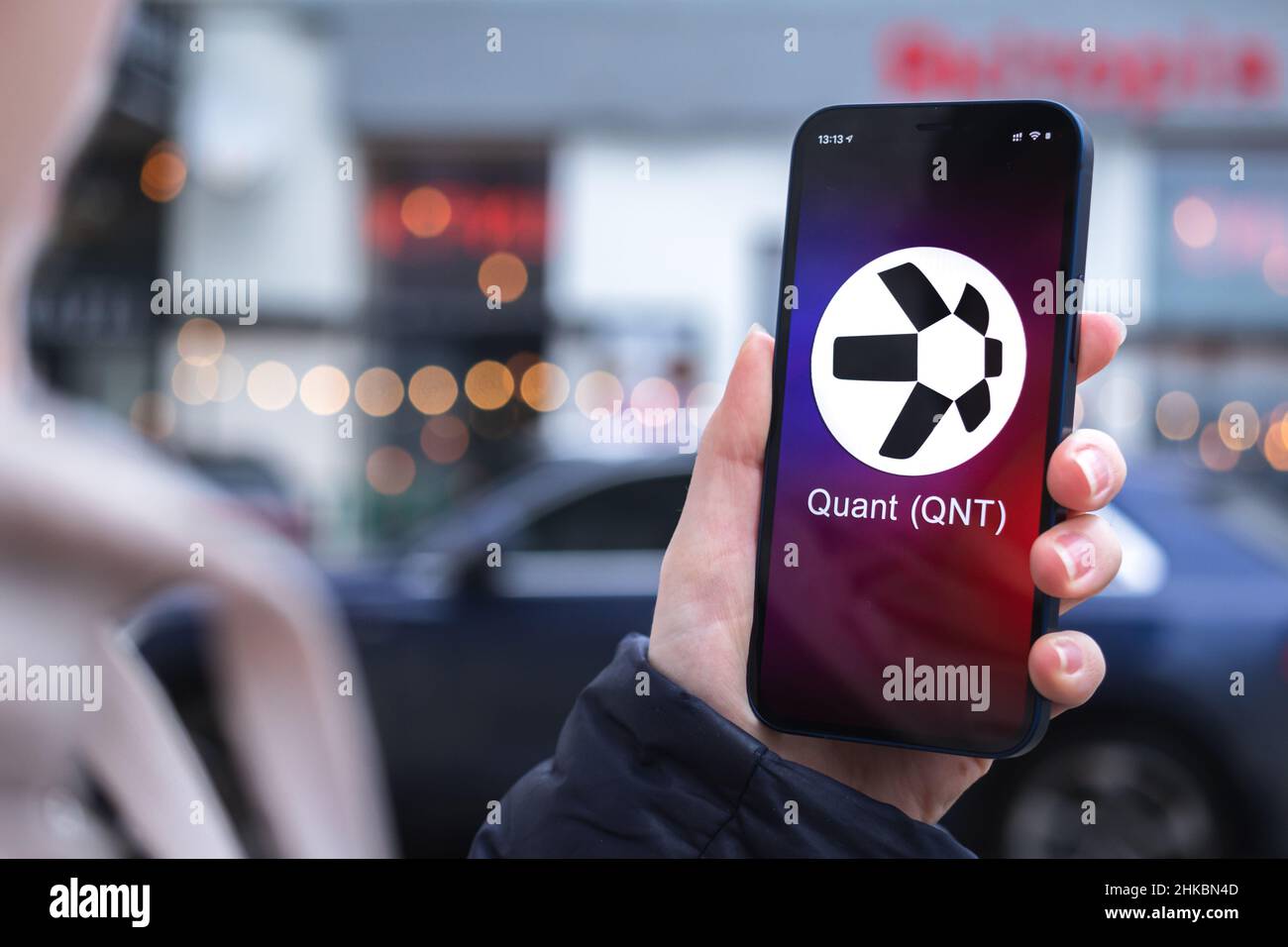 Charkow, Ukraine - 2. Februar 2022: Quant QNT-Münzsymbol. Handel mit Kryptowährung, digitalem und virtuellem Geld, Mobile Banking. Hand mit dem Smartphone Stockfoto