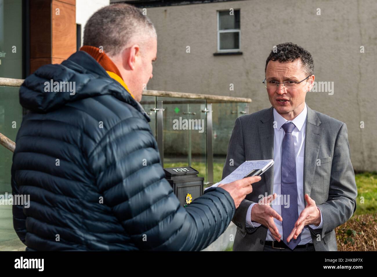 Bantry, West Cork, Irland. 3rd. Februar 2022. Der irische Minister Patrick O'Donovan, der für das Amt für öffentliche Arbeiten (OPW) zuständig ist, besuchte heute Bantry, um die Unterzeichnung des Bantry-Hochwasserschutzvertrags zu erleben. Der Vertrag besteht zwischen den Beratern JB Barry & Partners Ltd und den Ingenieuren von JBA Consulting Ltd, die die Planung des Bantry Flood Relief Scheme durchführen werden. Minister O'Donovan spricht nach der Unterzeichnung mit der Presse. Picture: Andy Gibson. Quelle: AG News/Alamy Live News Stockfoto