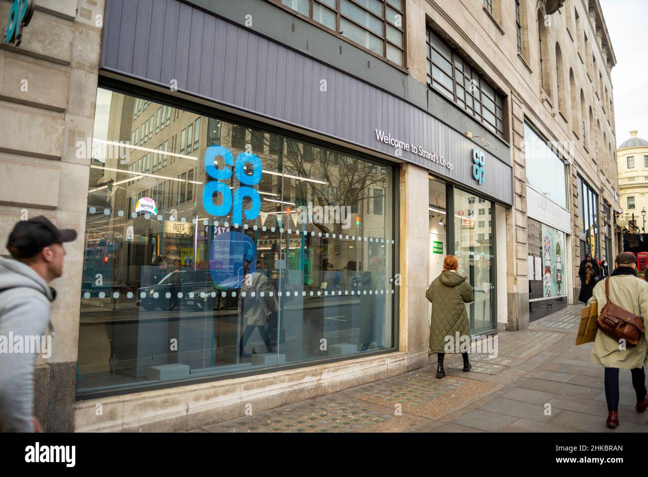 Co op Supermarkt in The Strand, Westminster, London, Großbritannien. Nicht weit von Whitehall und Downing Street. Erdgeschoss des Golden Cross House Stockfoto