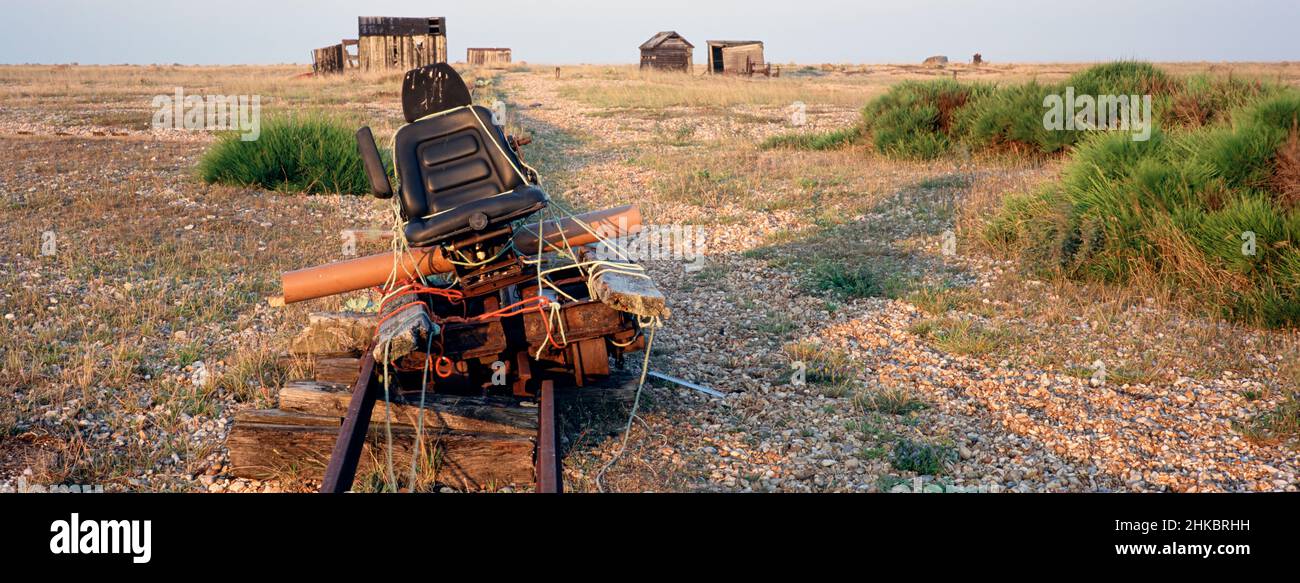 Schienen wurden verwendet, um Boote vom Meer auf den Kiesstrand zu schleppen, weitgehend stillgesetzt, Dungeness, Kent, England. Stockfoto