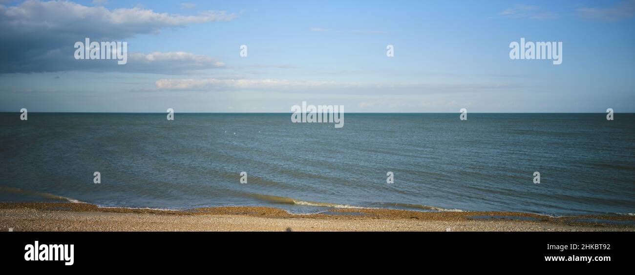 Blick auf das Meer nach Osten von Dungeness Headland, Kent, England Stockfoto