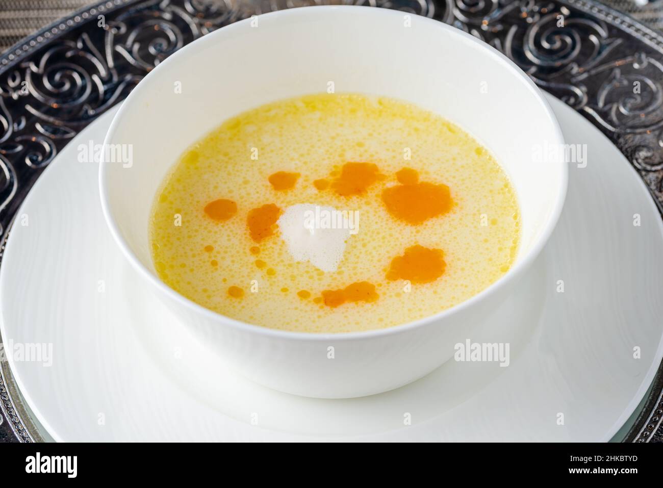 Gewürzte Fischsuppe auf einem weißen Porzellanteller Stockfoto