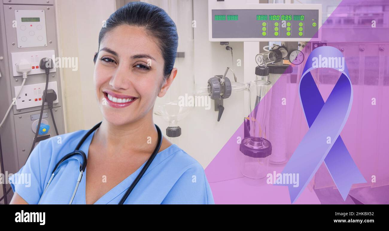 Porträt einer lächelnden biracial junge Ärztin und blaues Krebsbewußtsein Band Stockfoto