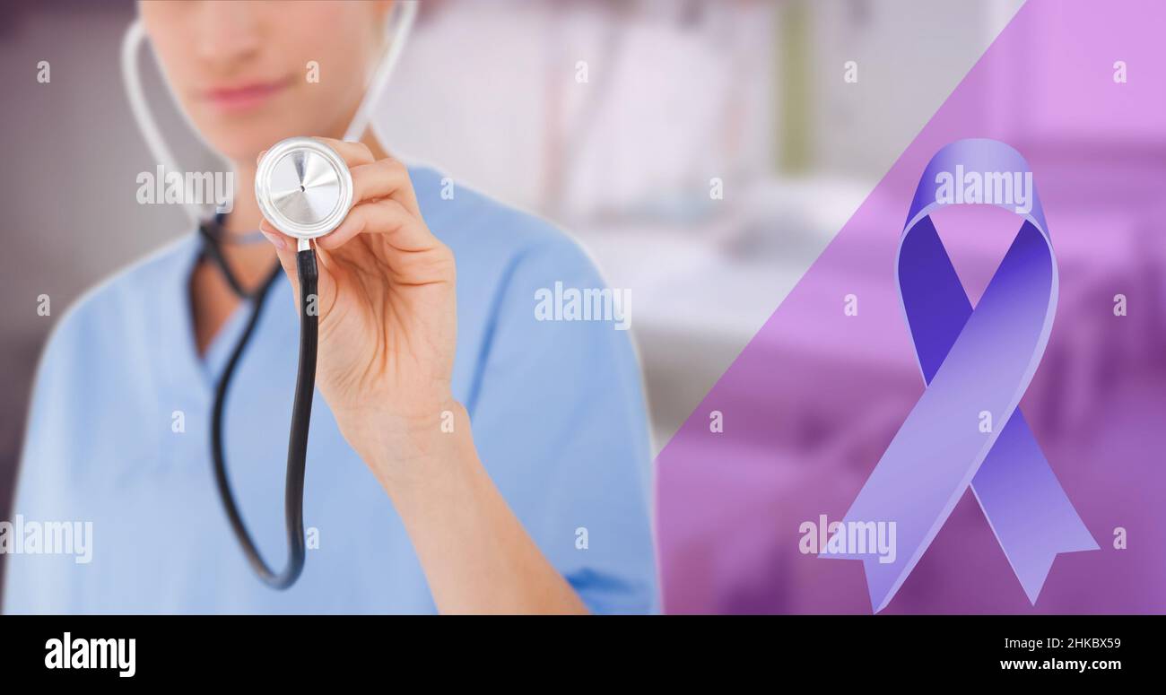 Blaues Krebsbewußtsein-Band und Mittelteil der kaukasischen jungen Ärztin mit Stethoskop Stockfoto