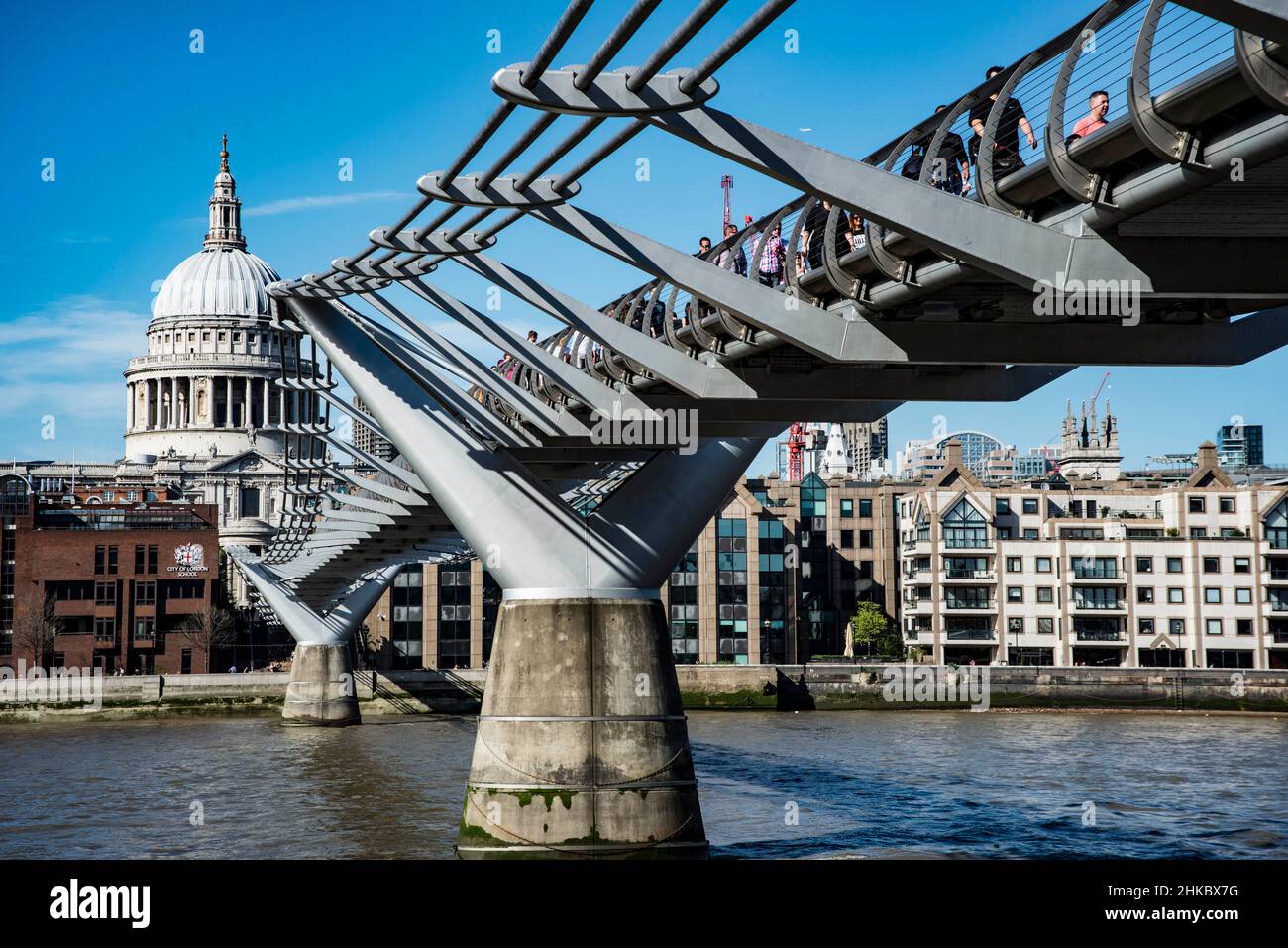 Millennium Bridge mit Blick auf die St Paul Cathedral, London Stockfoto