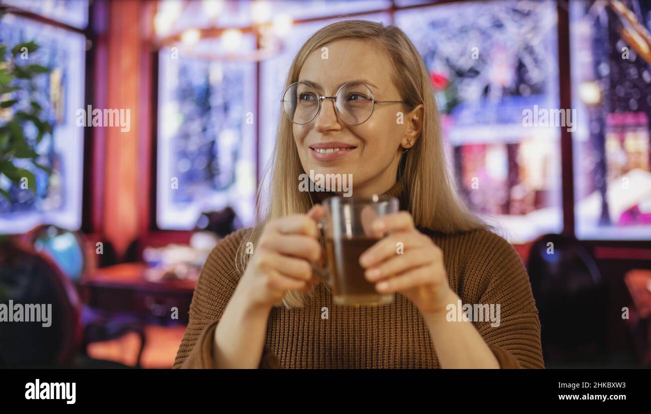 Frau mit Tee im Café Stockfoto