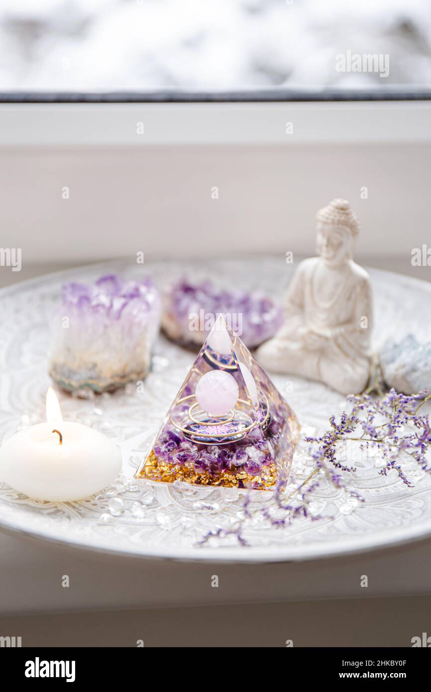 Kleiner Altar mit Orgonit- oder Orgonpyramide im Inneren des Hauses. Umwandlung von negativer Energie in positive Energie und haben heilende Kräfte. Stockfoto