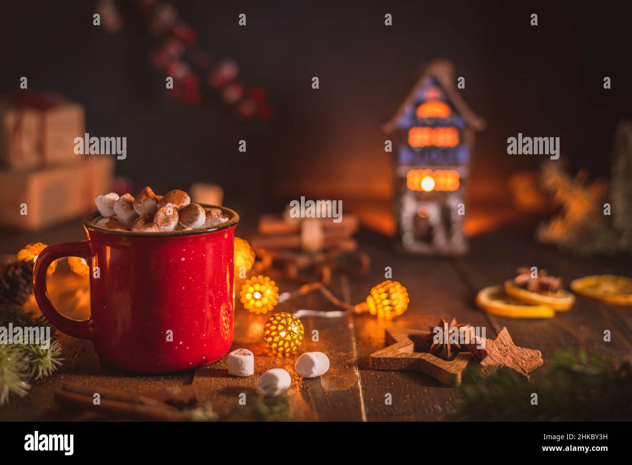 Rote Tasse mit Kakao und Salmmielchen und Zimt. Weihnachten, Neujahrskomposition Stockfoto