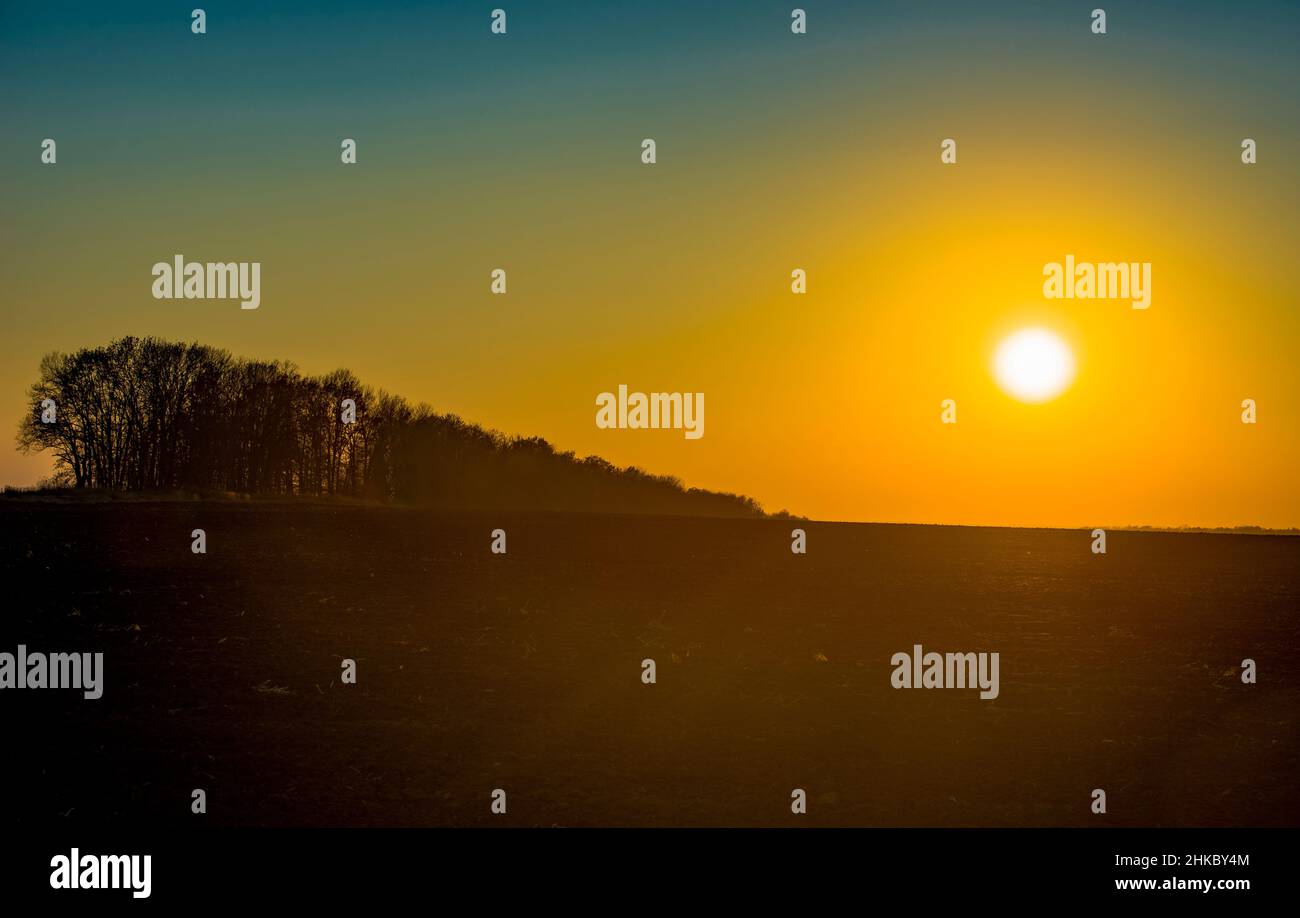 Ein Blick auf den Sonnenuntergang über dem Chernozem-Feld der Ukraine Stockfoto