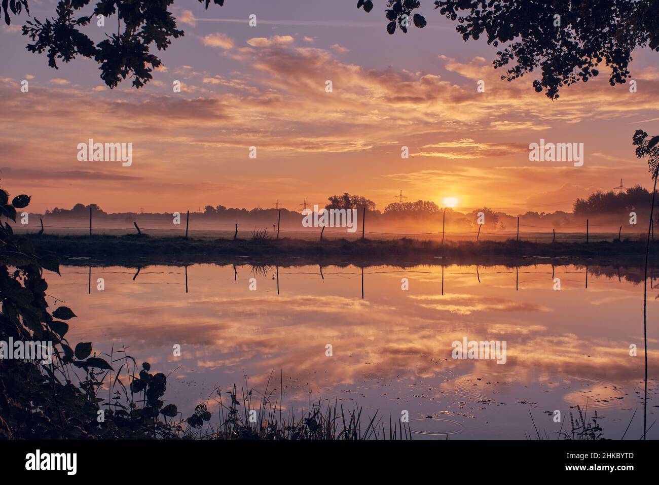 Reflexion auf See bei Sonnenaufgang. Hochwertige Fotos Stockfoto
