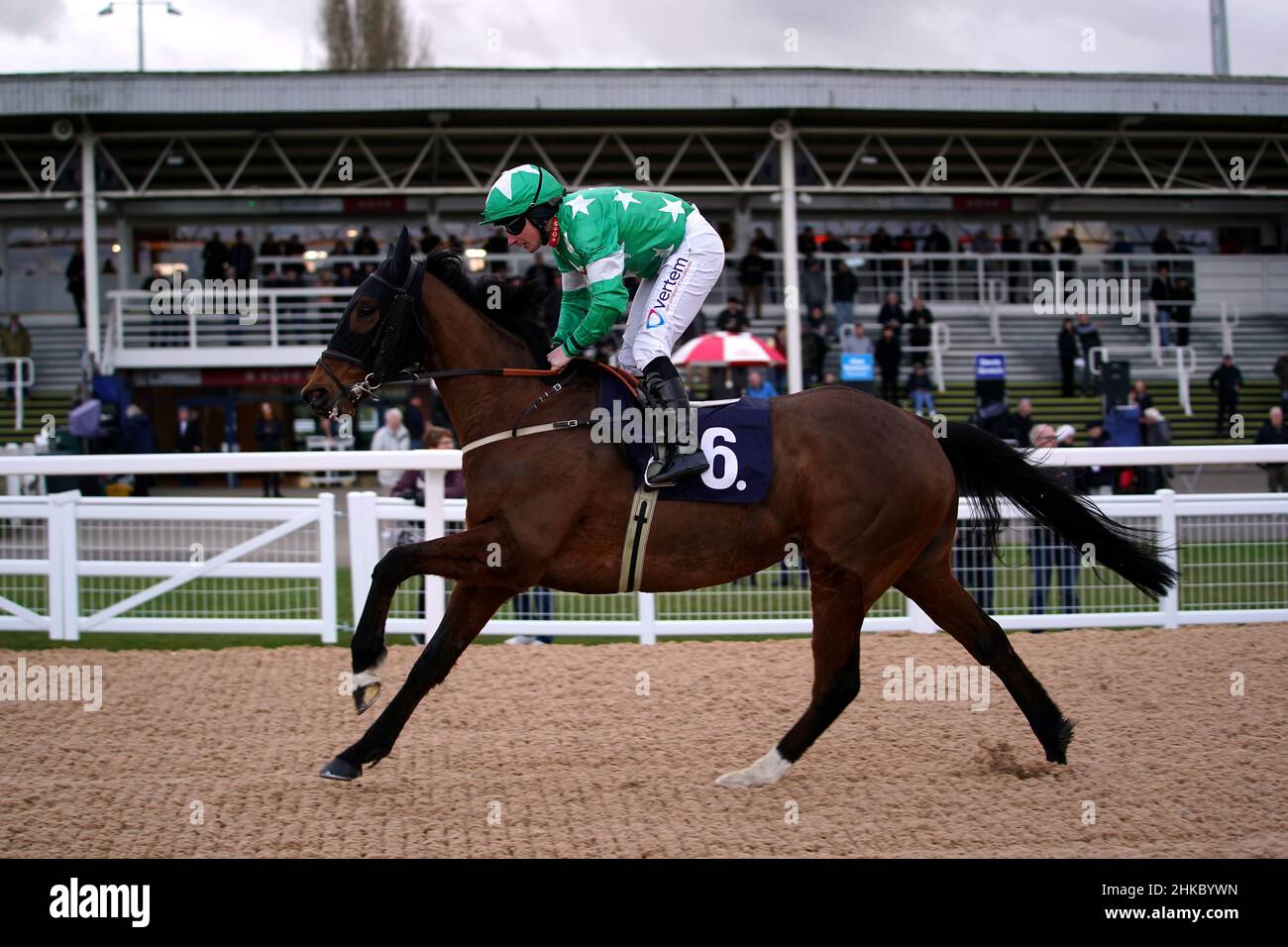 Hammy End mit Jockey Patrick Joseph P J McDonald gewinnt den Betway Handicap (Div I) auf der Southwell Racecourse. Bilddatum: Donnerstag, 3. Februar 2022. Stockfoto